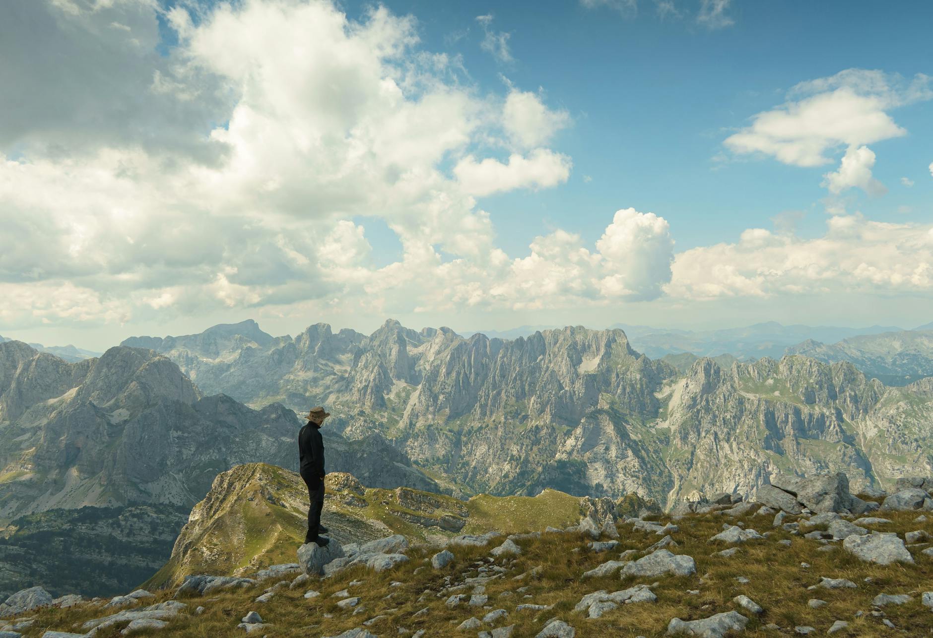 Panorama gór Accursed Mountains z zieloną doliną w promieniach słońca